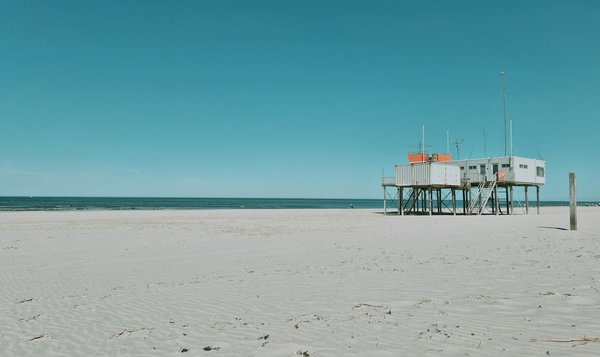 Explorer la Côte d'Azur sans se ruiner : découvrez les plages incontournables !